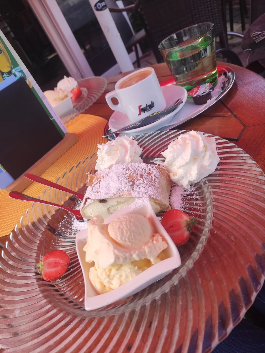 Topfenstrudel Mit Vanilleeis Und Sahne