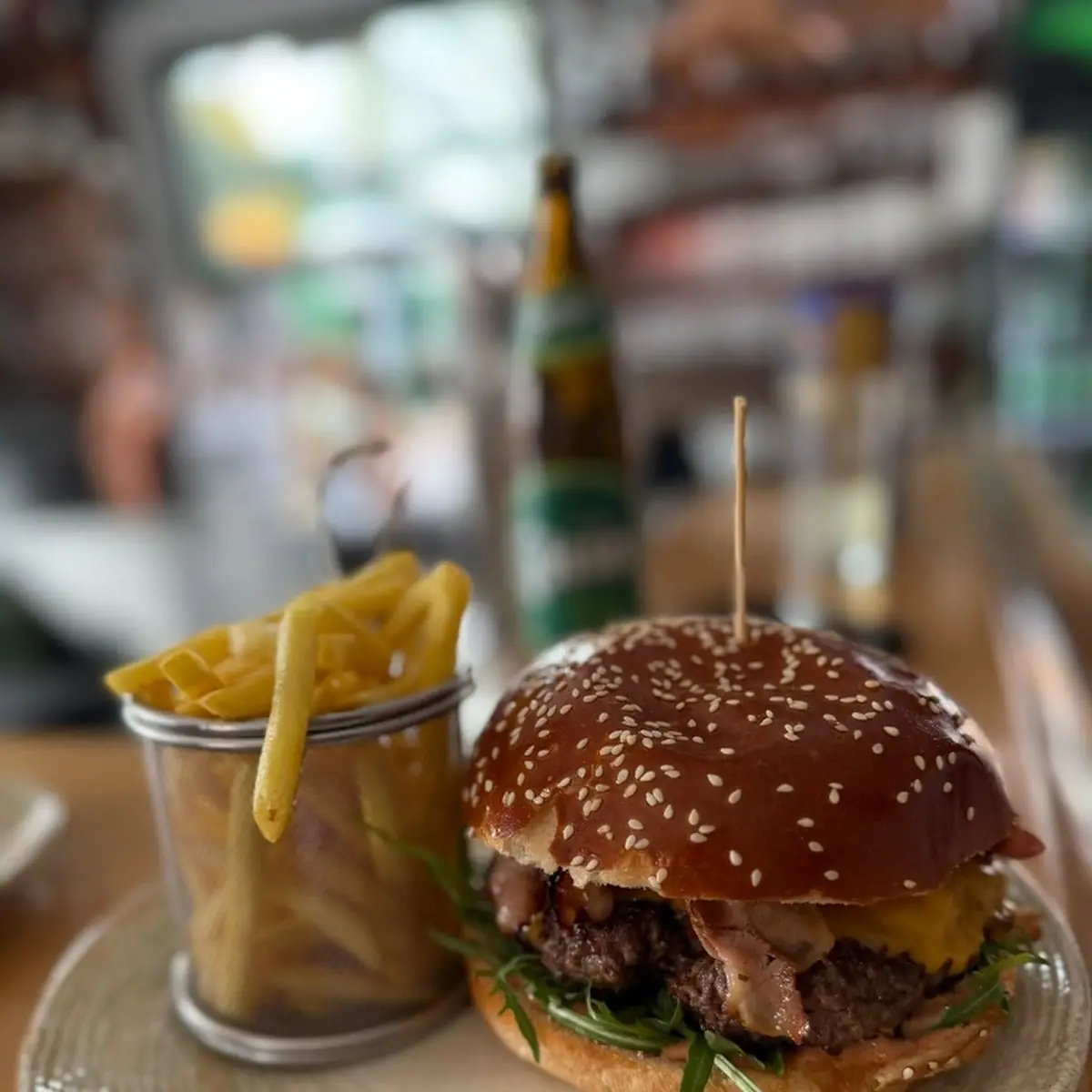 Braumeister Burger Saftiges Rindfleisch Speck Zwiebel Cheddar Käse Ruccola Biersauce Pommes Fritten