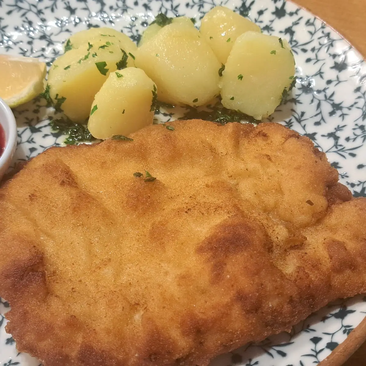 Schnitzel Wiener Art Petersil-erdäpfel Preiselbeeren