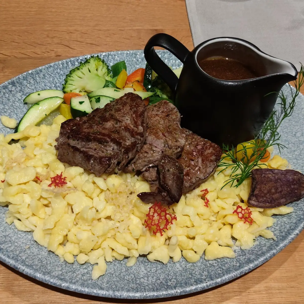 Spätzle Mit Rindersteak Und Bratensoße