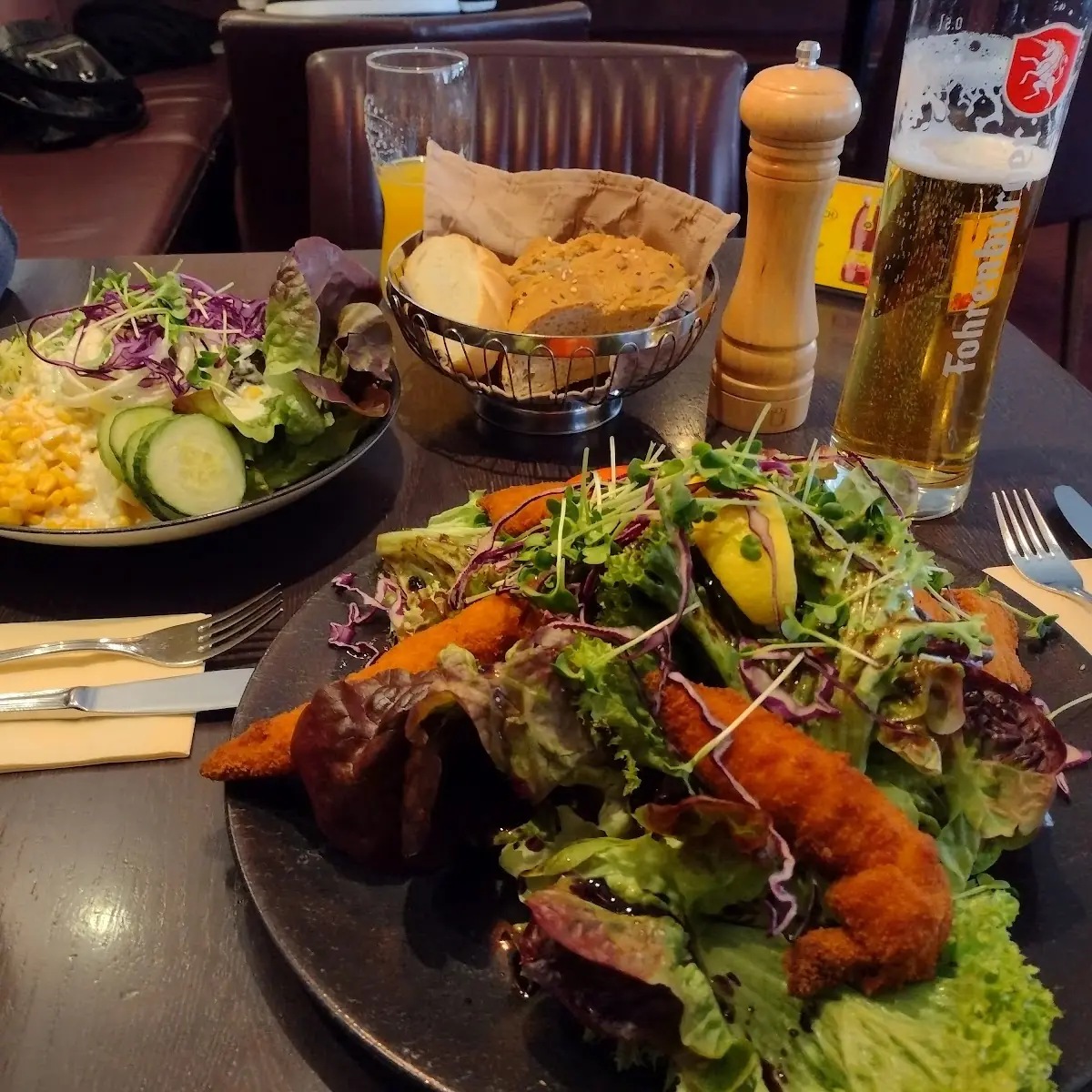 Gebackenes Hühnerfilet Auf Salatplatte