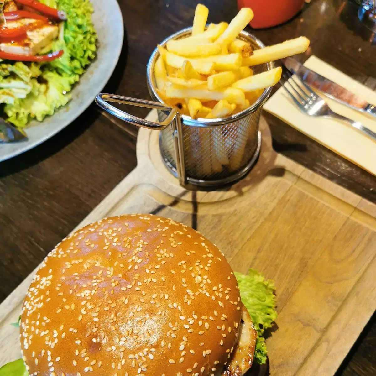 Grillburger Mit Pommes