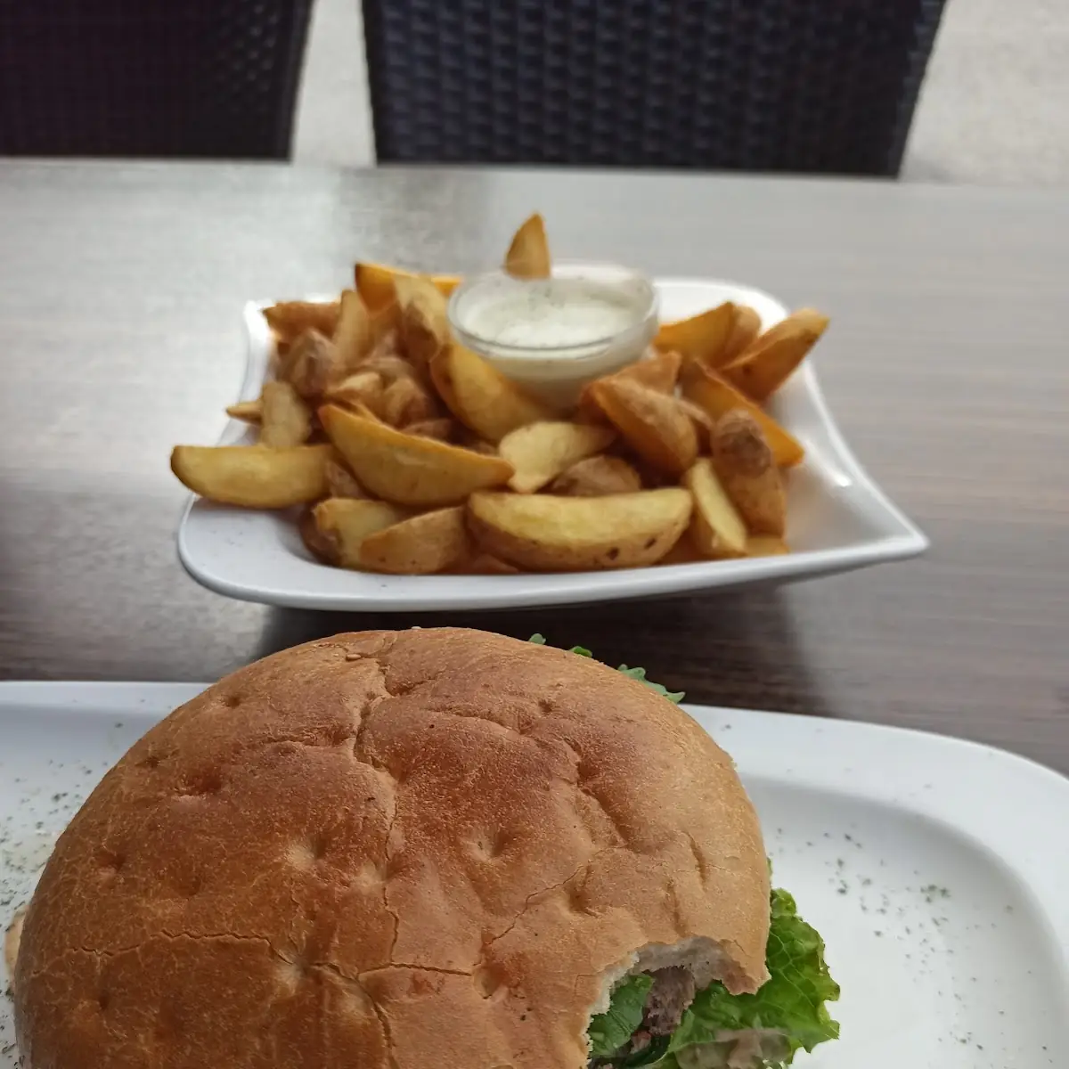 Italian Burger Und Potato Wedges