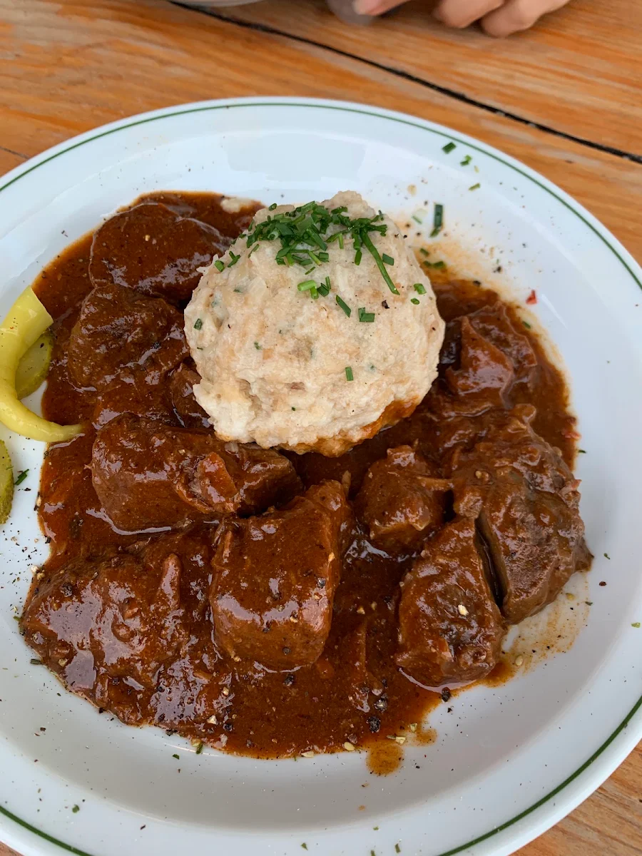 Runds Gulasch Im Kriodel U Salat, Berggasthof Stangerbauer