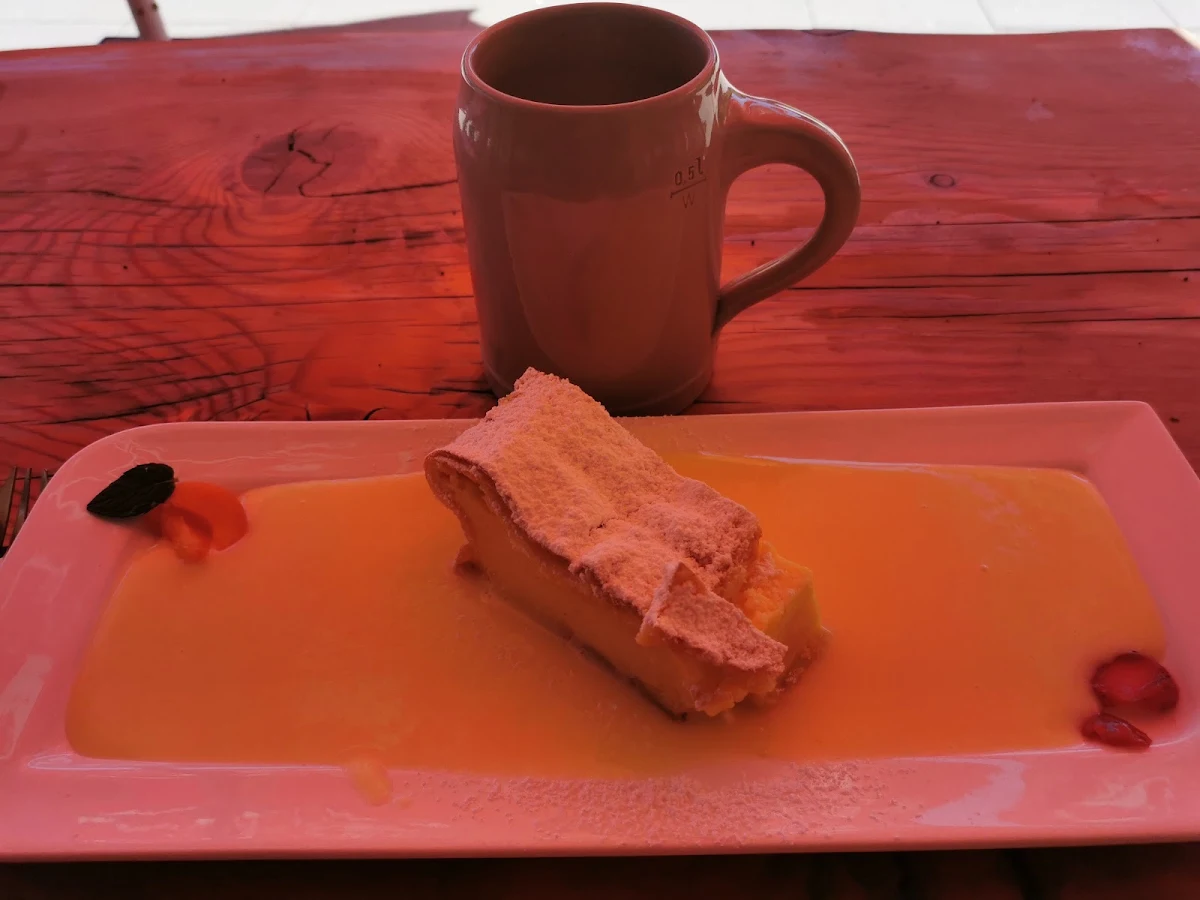 Topfenstrudel Mit Vanillesosse, Berggasthof Stangerbauer