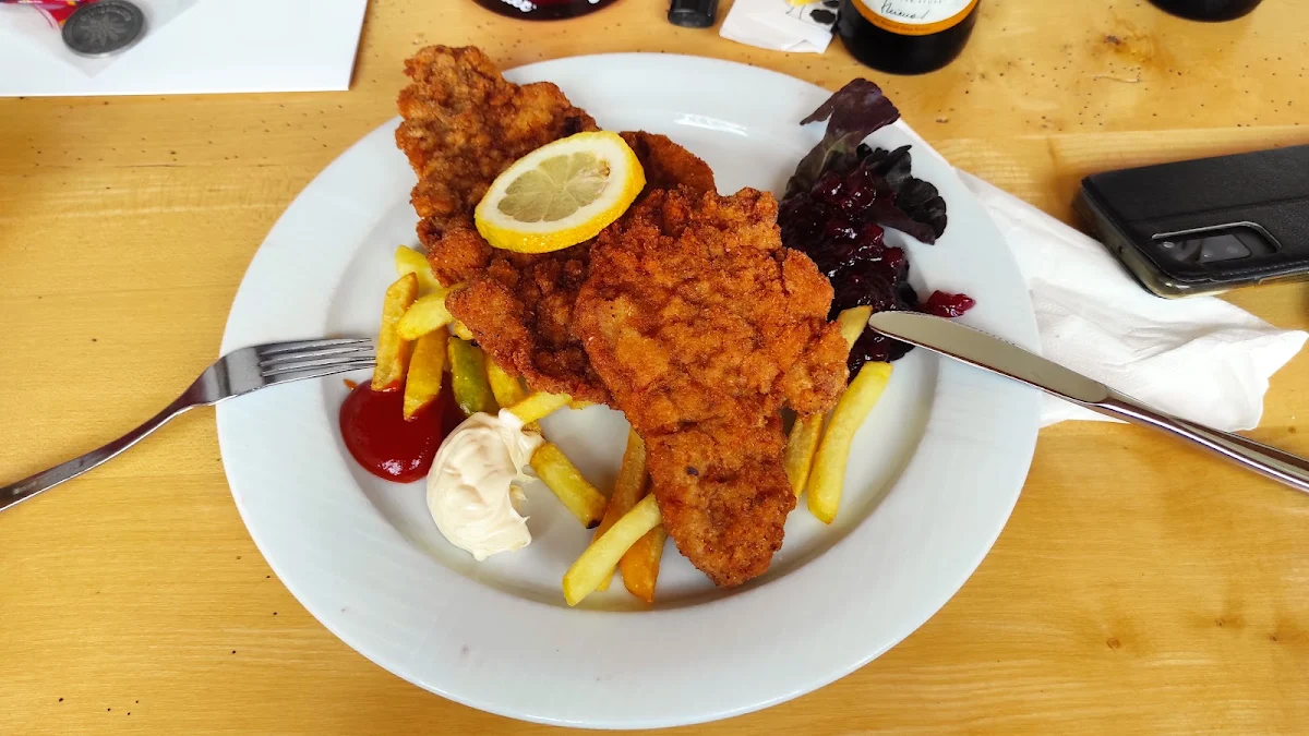 Wiener Schnitzel Mit Röstkartoffeln, Berggasthof Stangerbauer