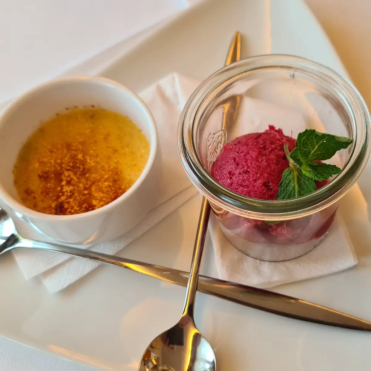 Creme Brulee Und Himbeersorbet