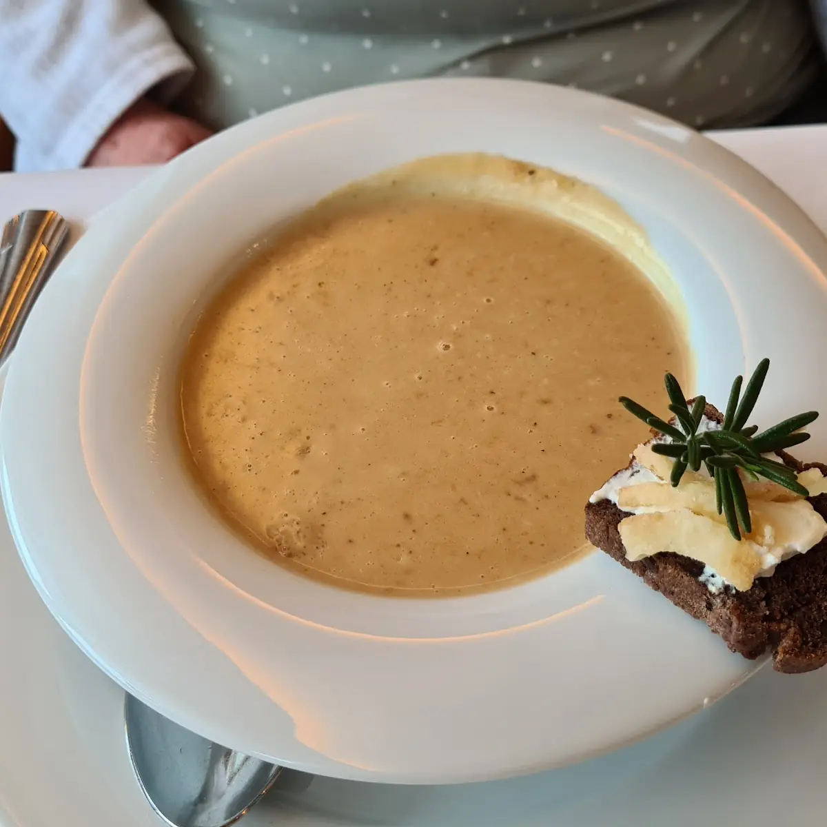 Zwiebelsuppe Mit Selbstgemachten Blunzenbrot