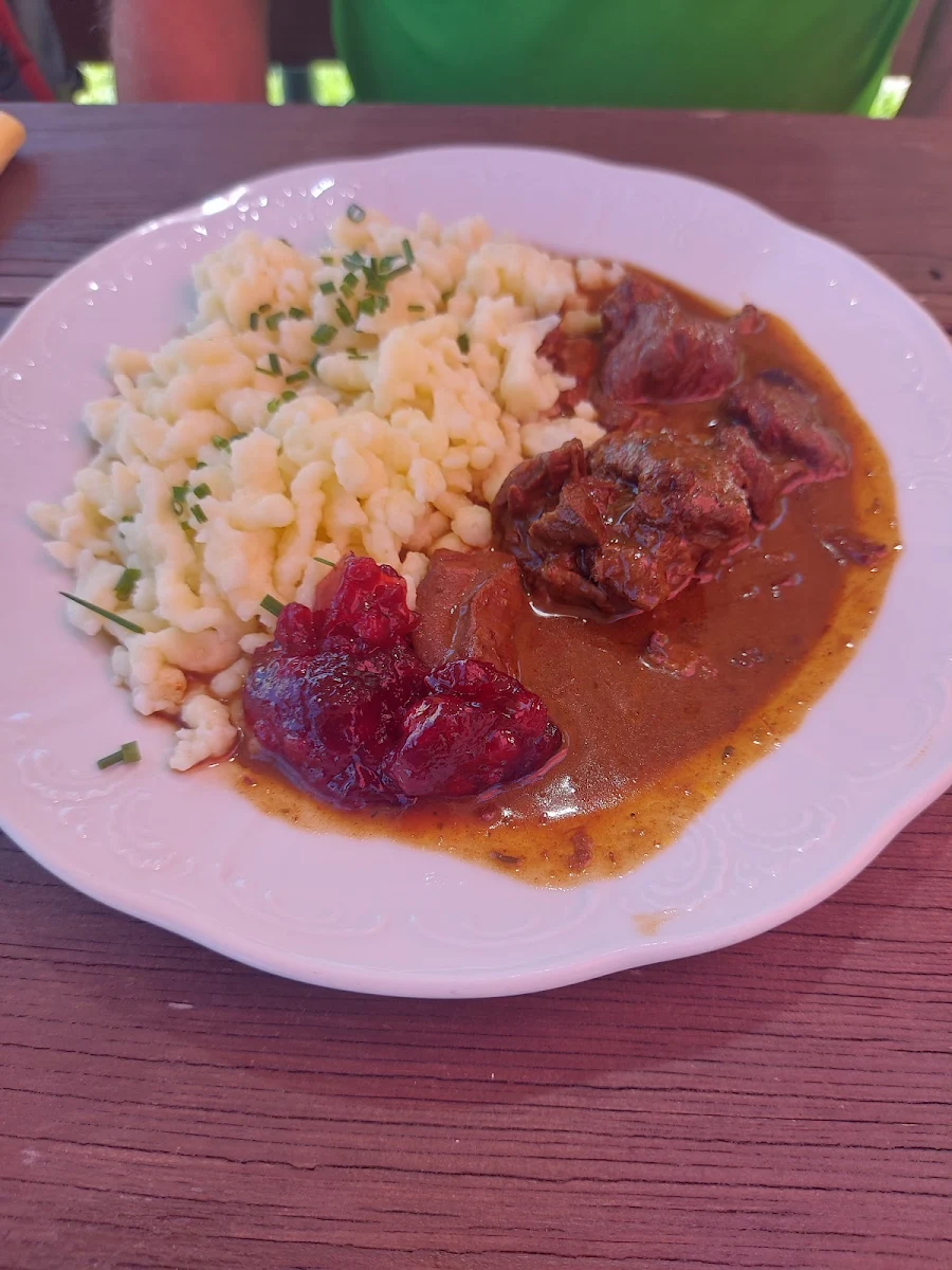 Hirschgulasch Mit Spätzle Und Preiselbeeren