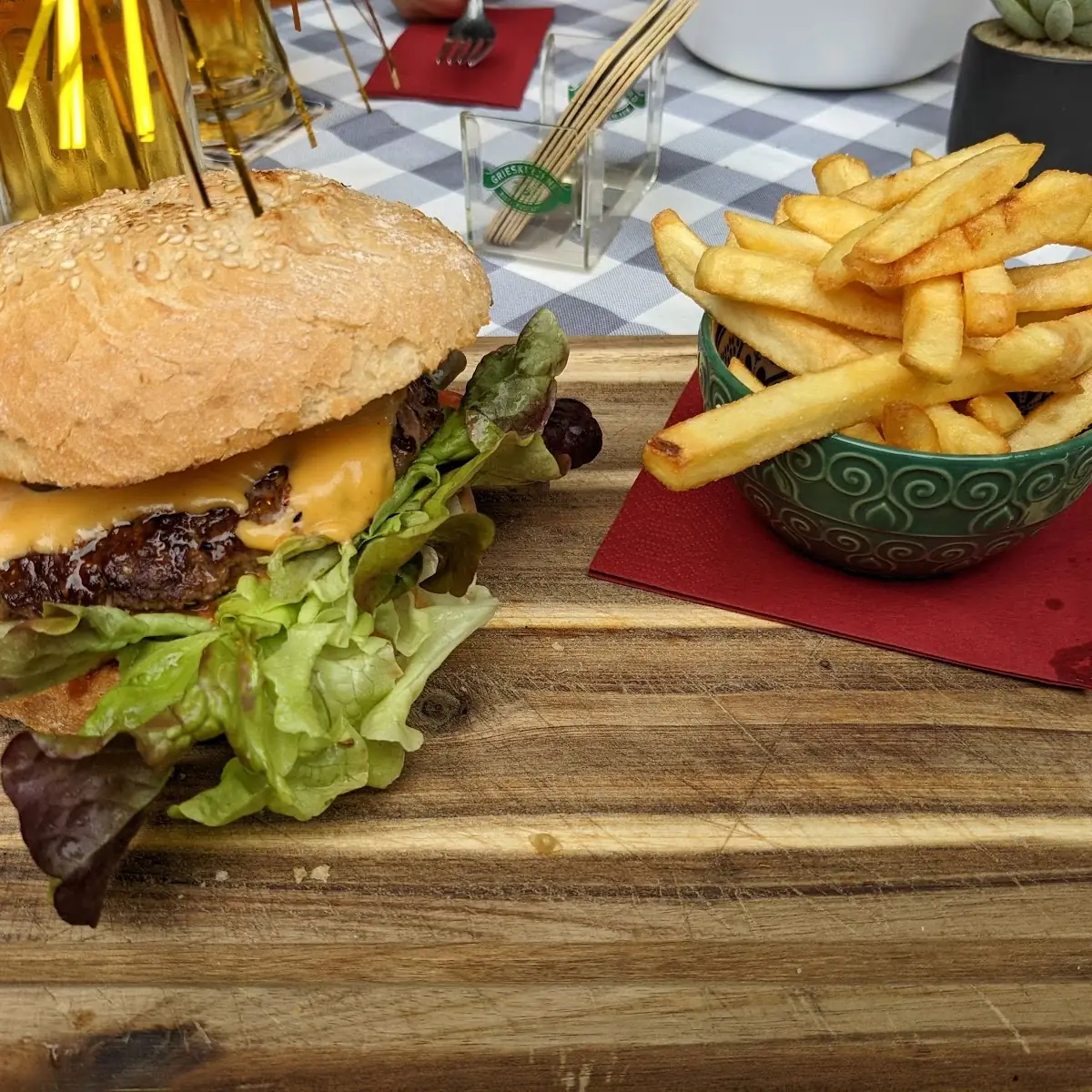 Cheeseburger Mit Pommes