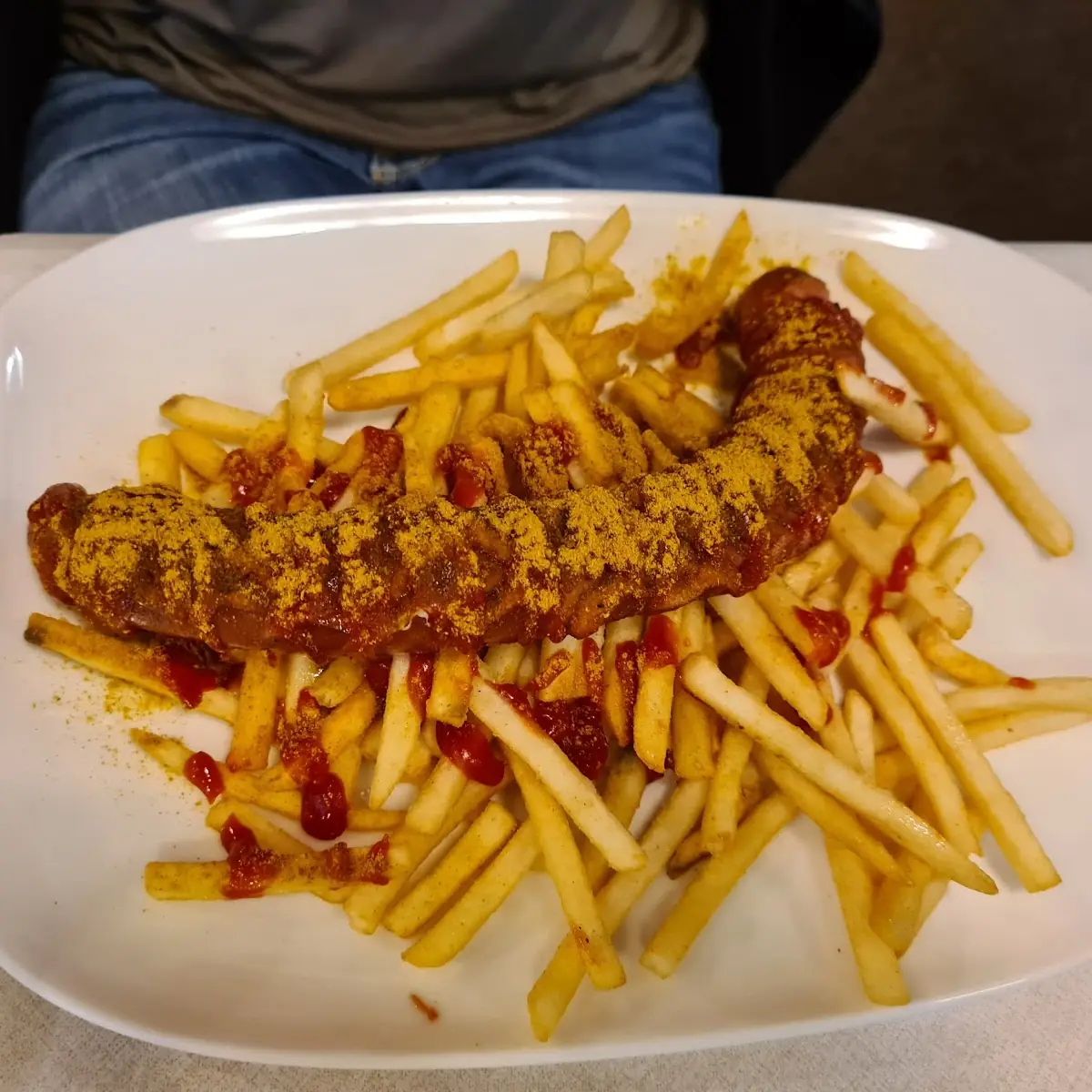 Currywurst Pommes