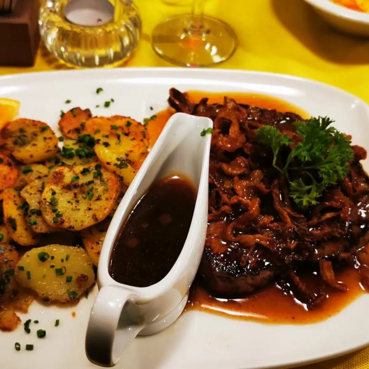 Zwiebel Rostbraten Mit Bratkartoffeln