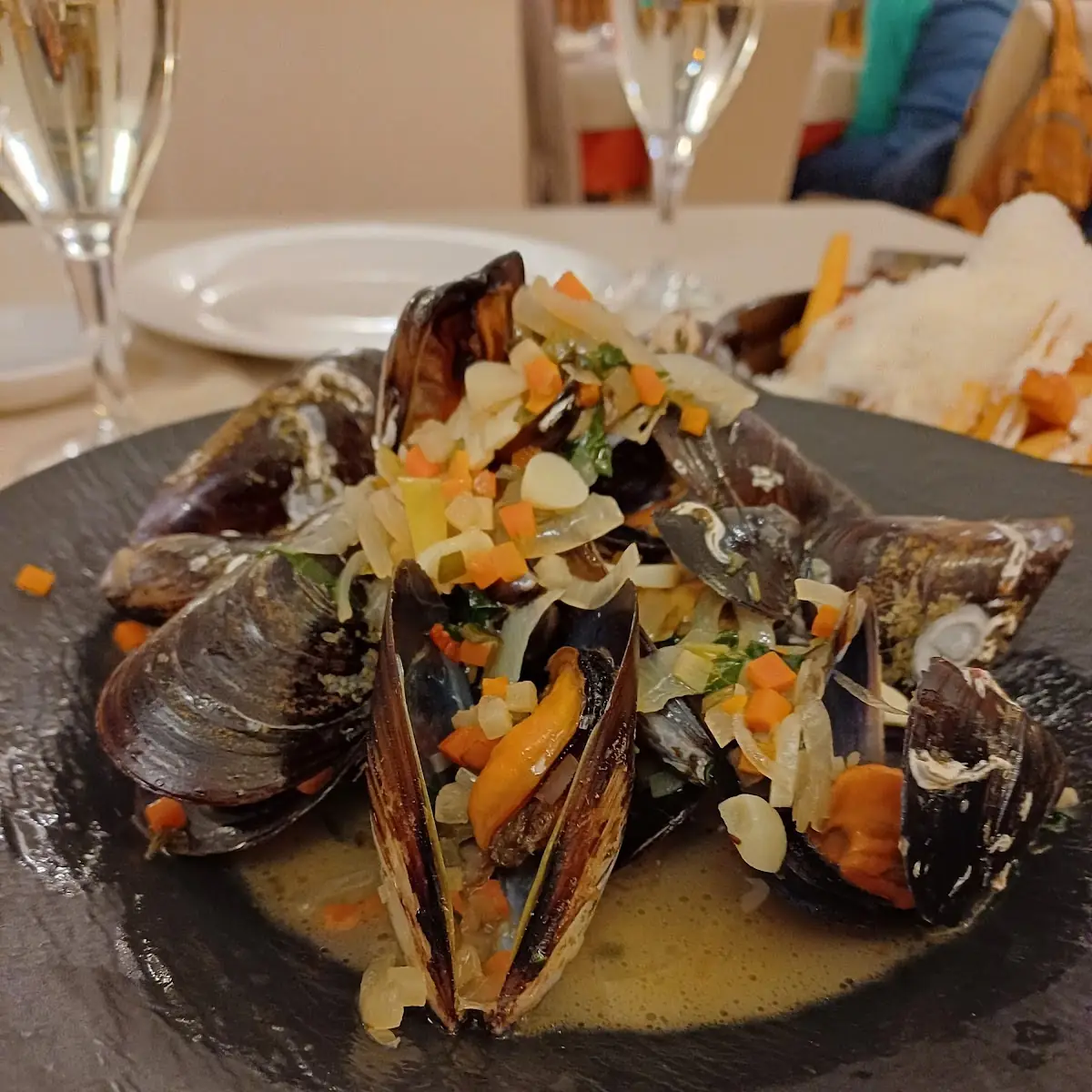 Miesmuscheln In Weißwein Gemüsesud Mit Belgischen Pommes