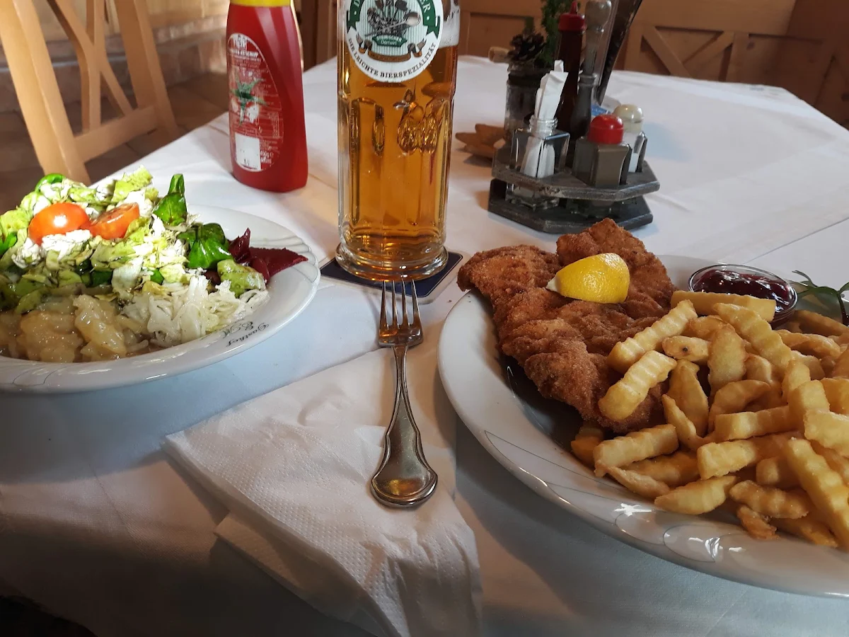 Wiener Schnitzel Mit Pommes Und Gemischtem Salat