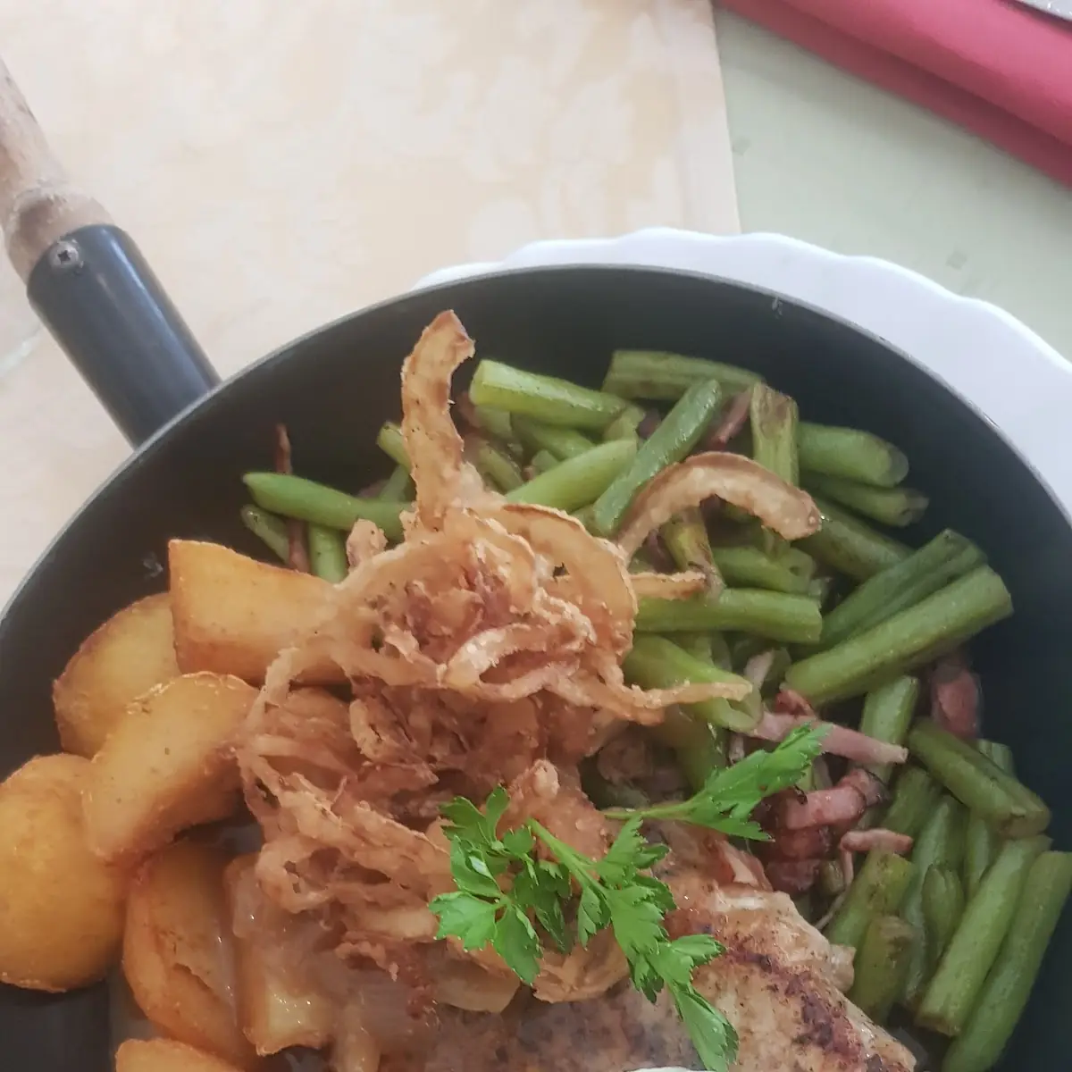 Kotlettpfandel Mit Kartoffeln Und Bohnen Mit Speck
