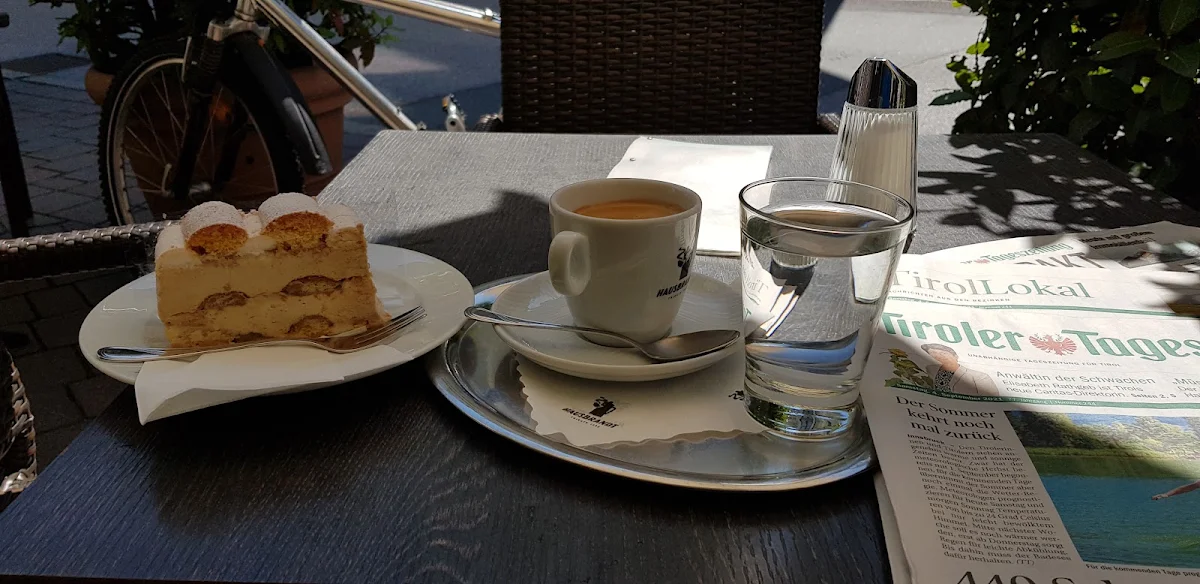 Kardinalschnitte Und Espresso