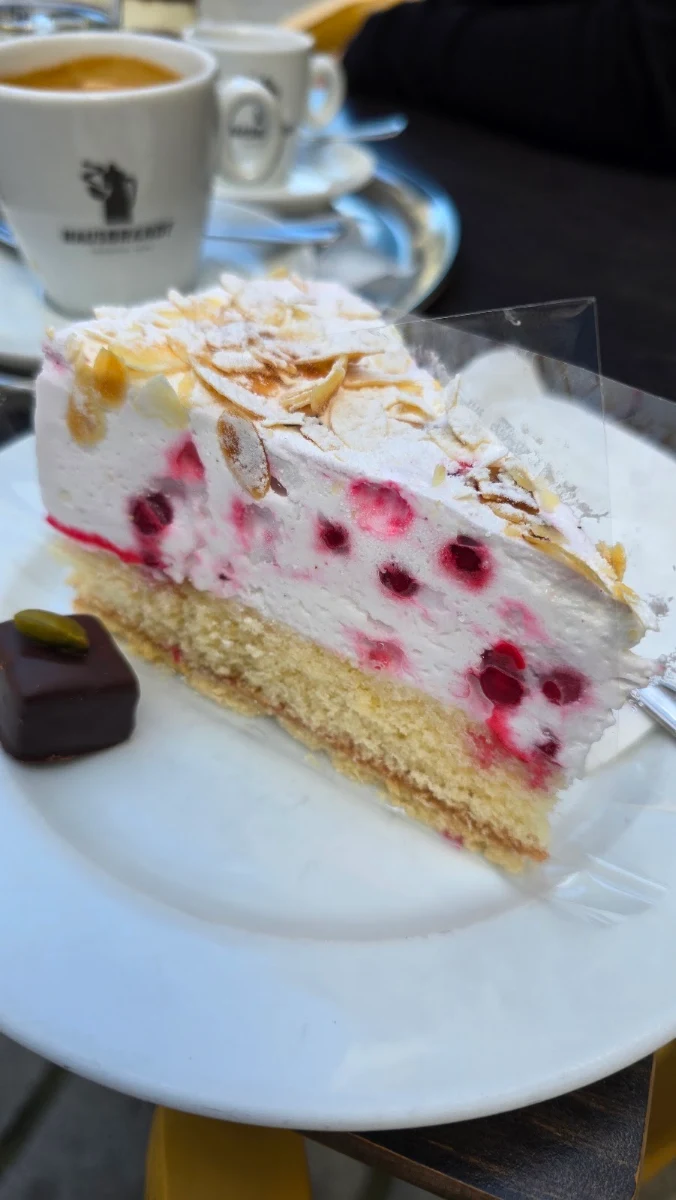 Rubiseltorte Und Pistazientrüffel