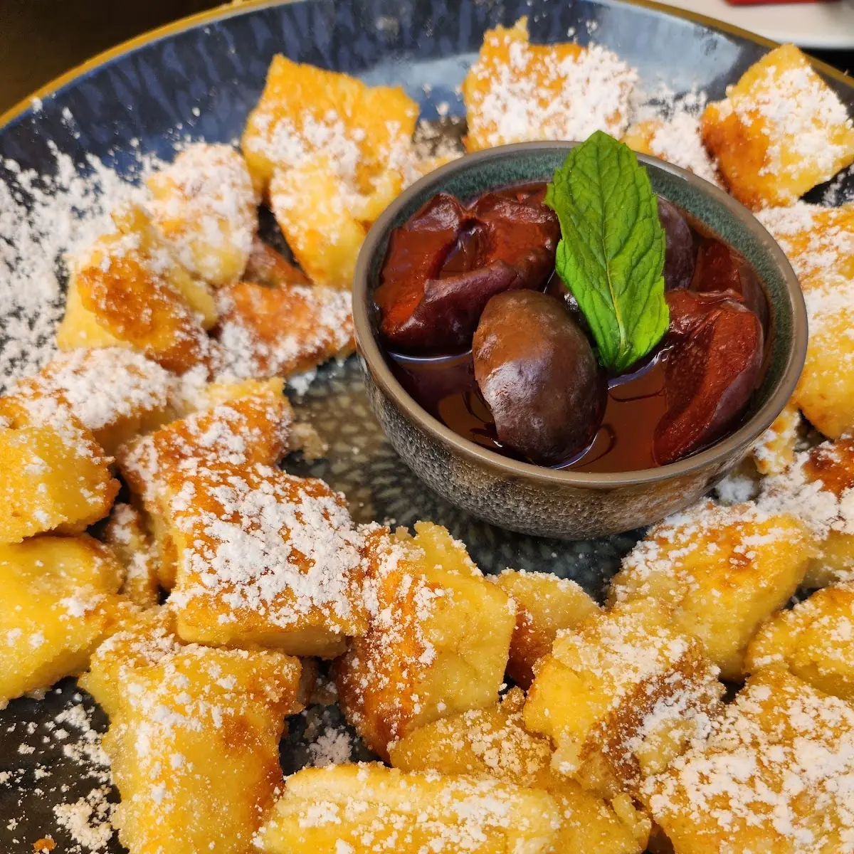 Kaiserschmarrn Mit Rosinen Und Apfelmus