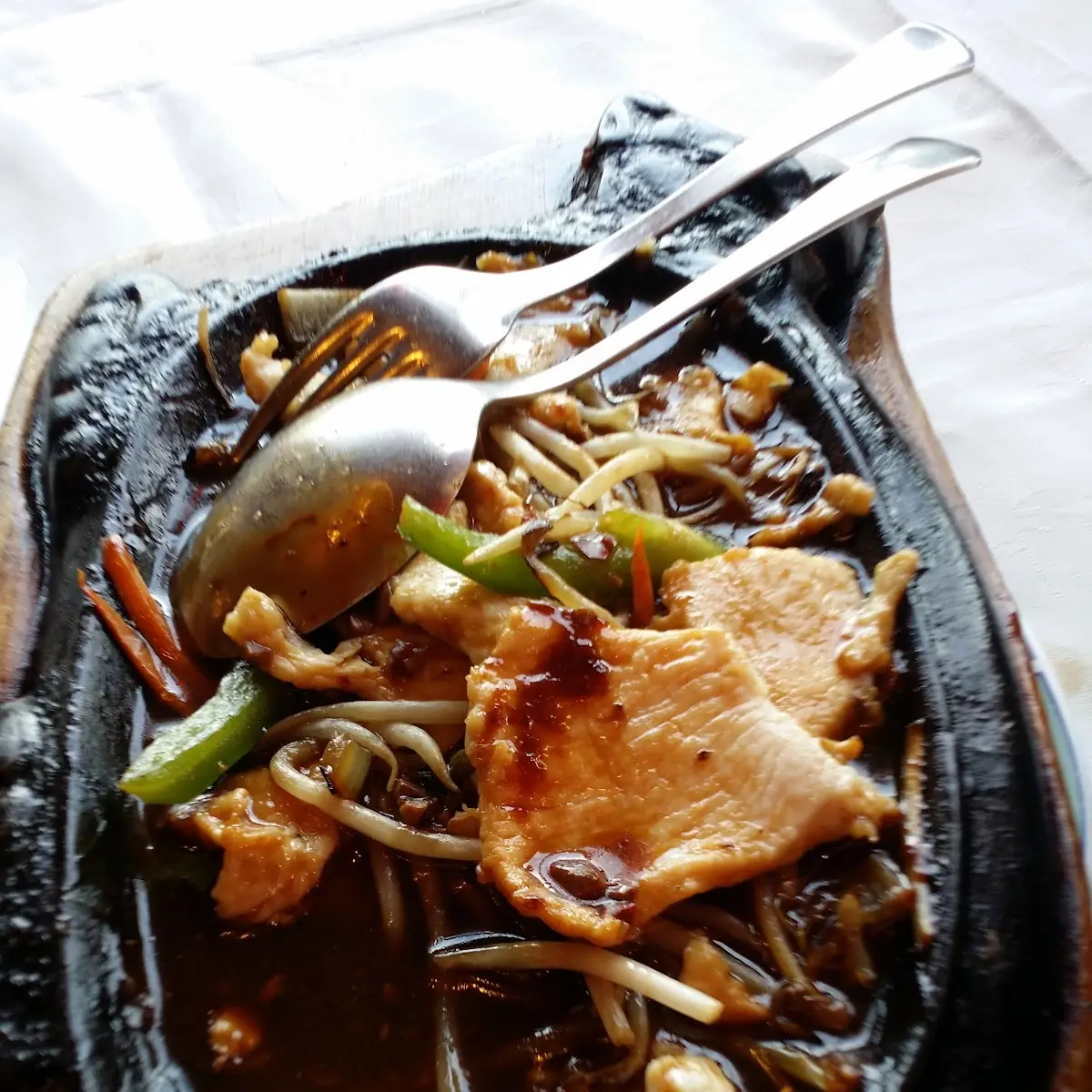 Huhn TI Ban Auf Gusseisenteller