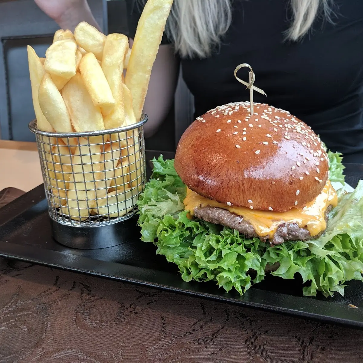 Cheese Burger Mit Pommes