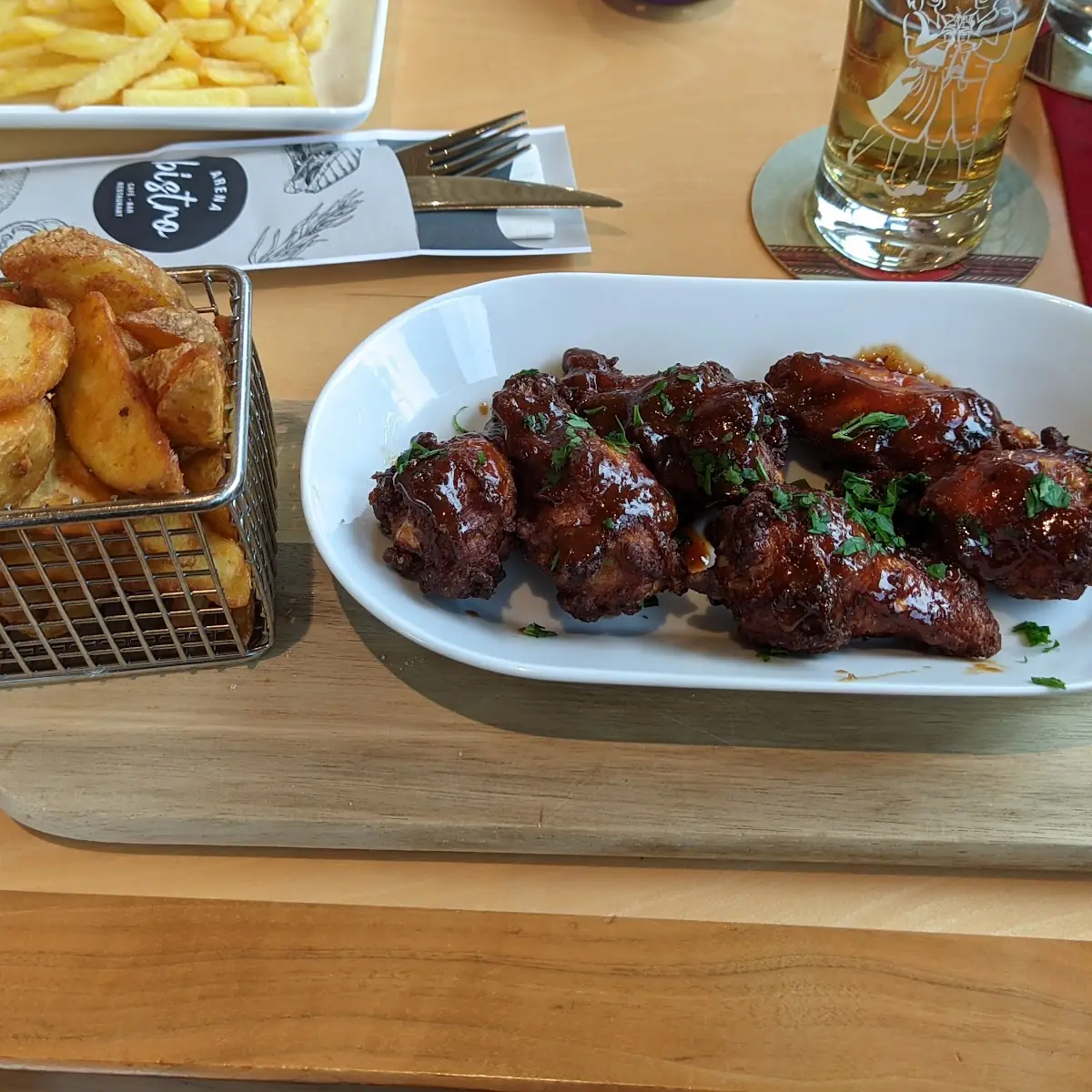 Chicken Wings Mit Potato Wedges Und Sweet Chili Sauce