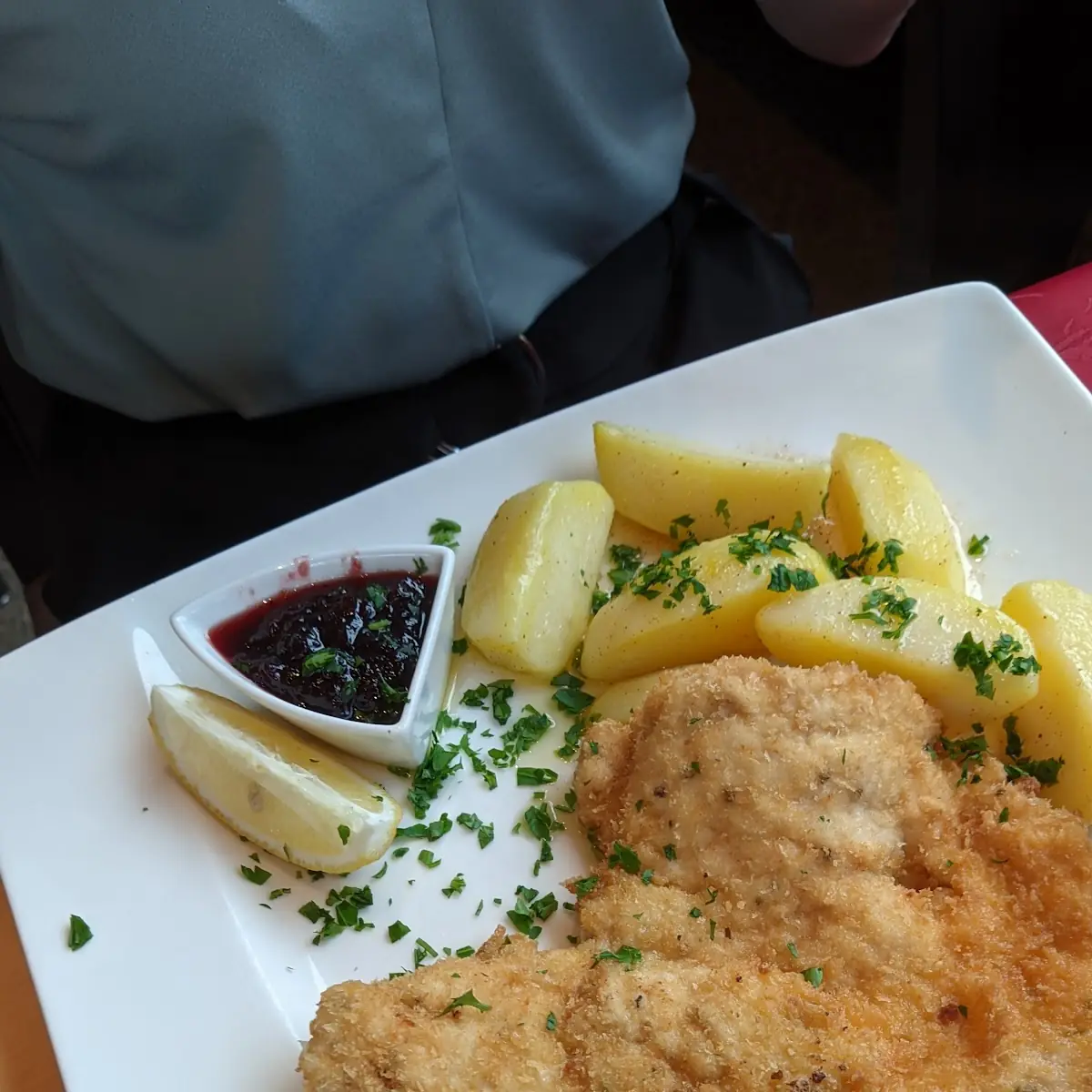 Schnitzel Wiener Art Vom Hähnchen Und Gekochte Erdäpfel