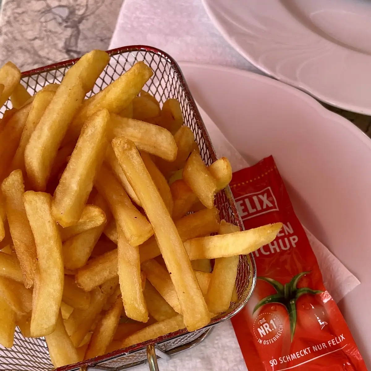 Pommes Mit Ketchup