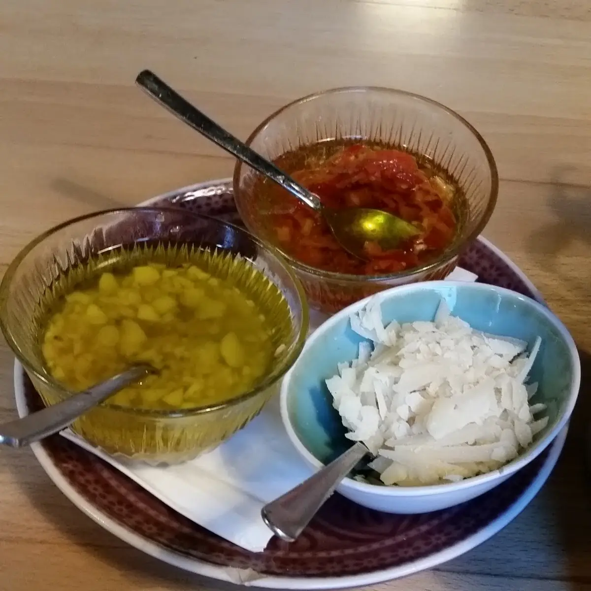 Chili-öl Knoblauch-öl Und Parmesan