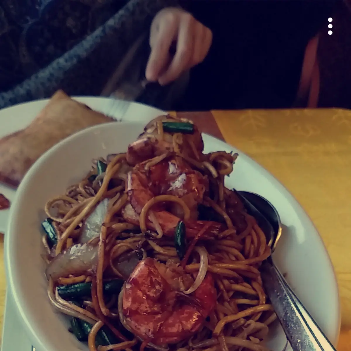 Gebratener Reis mit Eiern und Shrimps