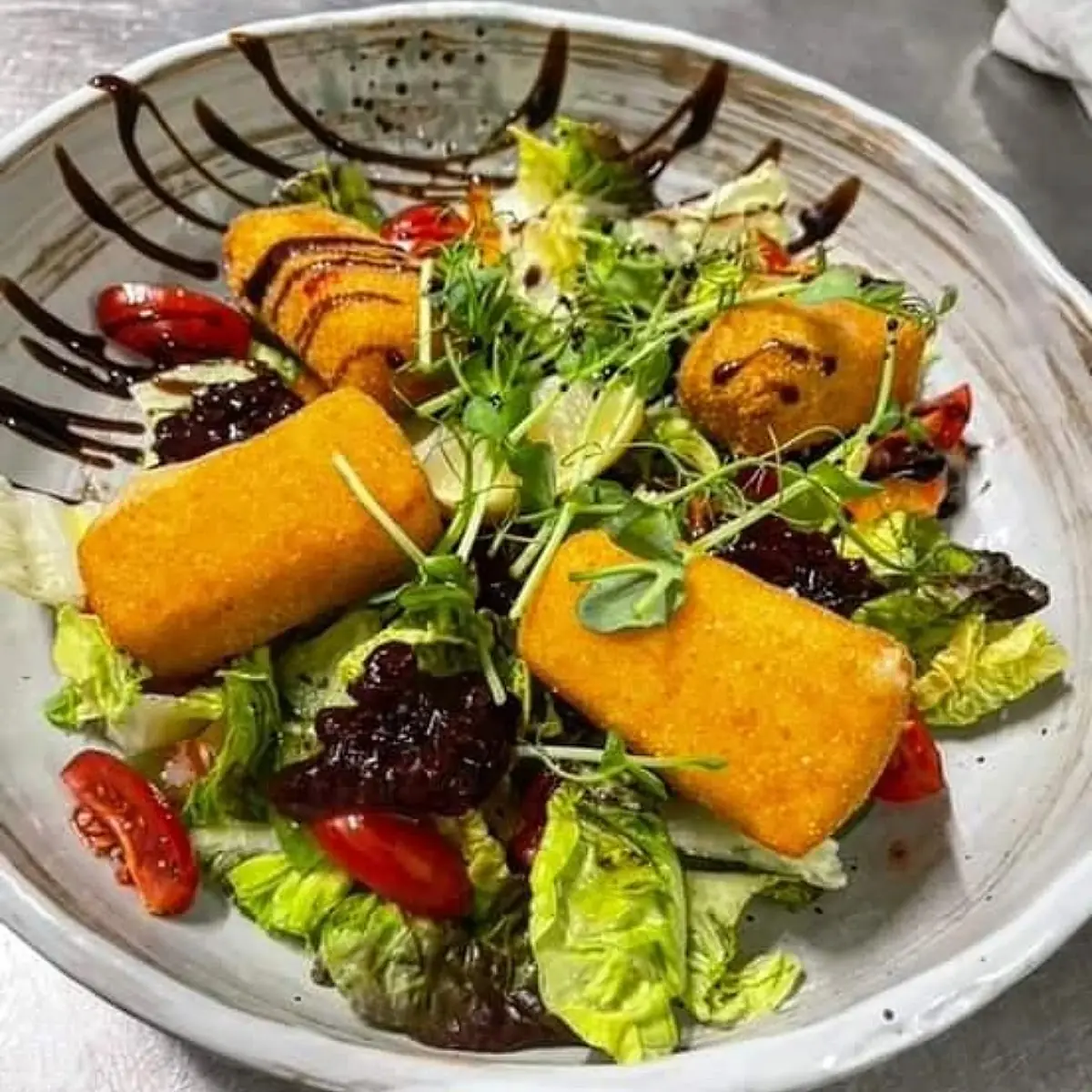 Gebackener Schafskäse Auf Blattsalat