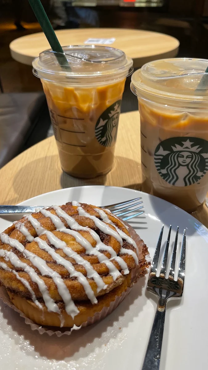 Zimtschnecke Mit Caramell Latte Machiato
