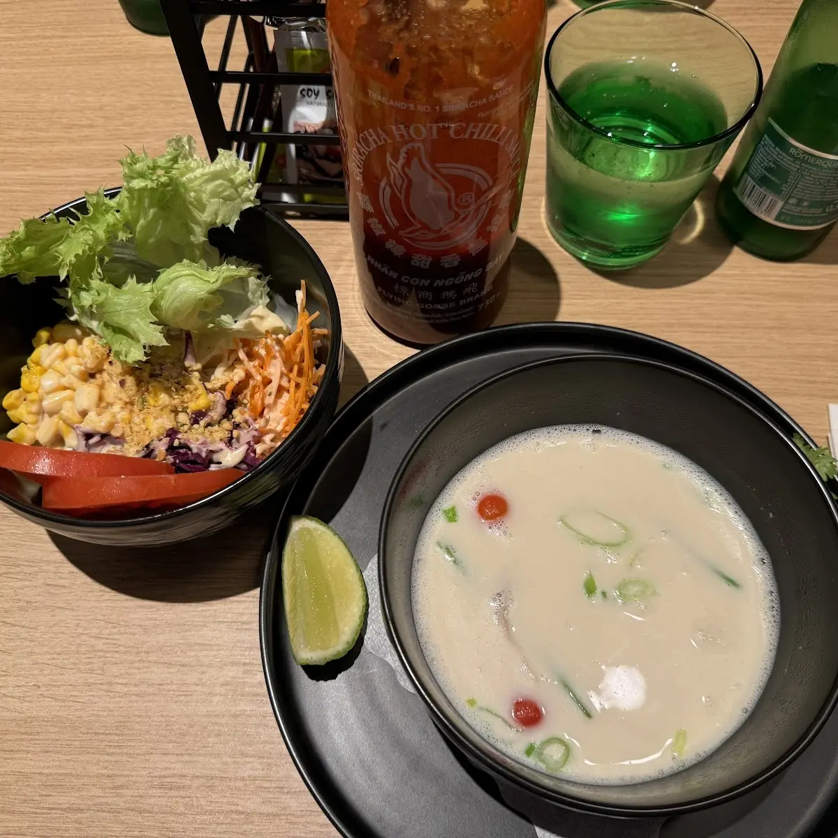 Gemischter Salat Und Tom Kha Gai