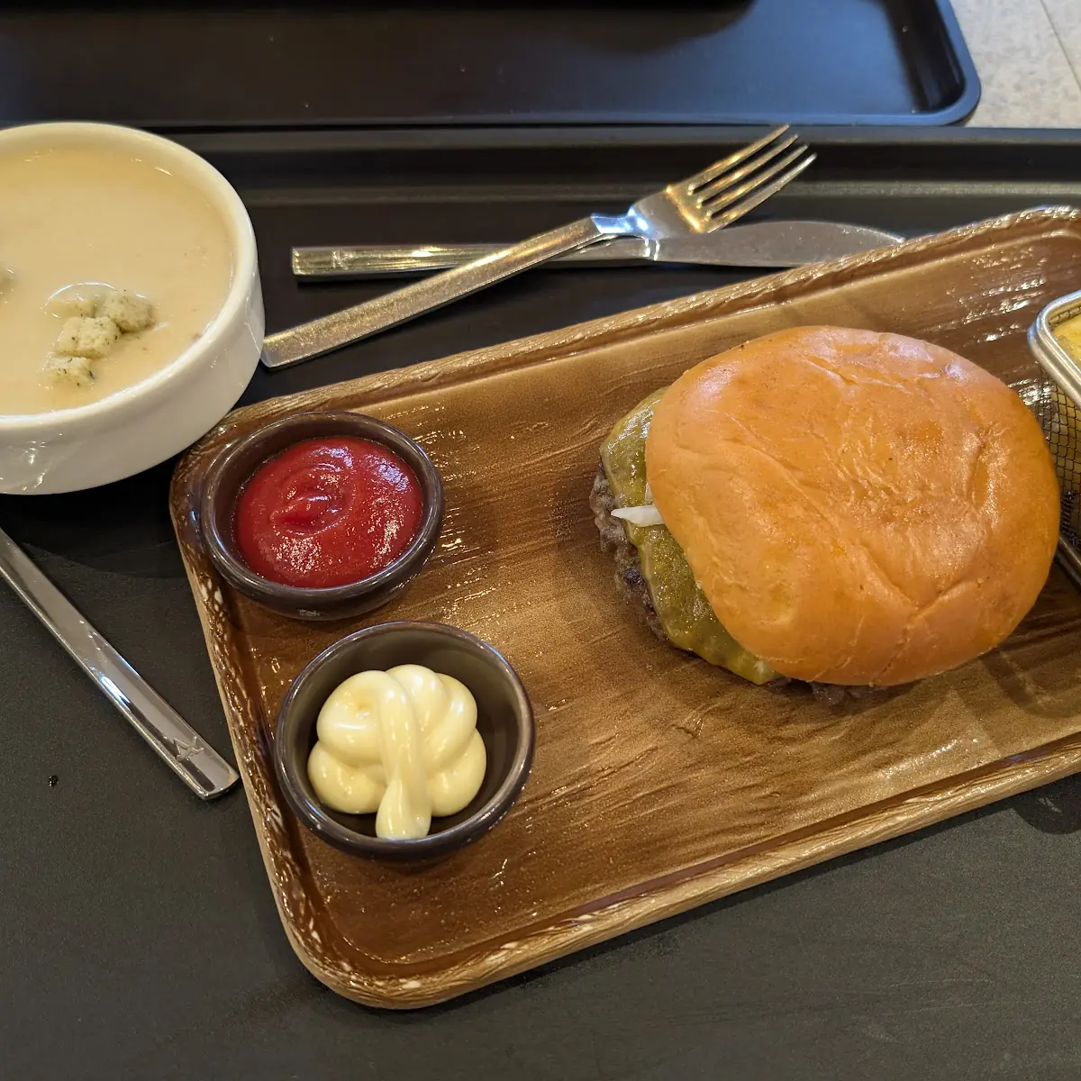 Cheeseburger Menü Mit Knoblauchsuppe