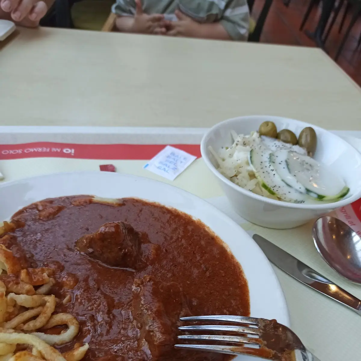 Gulasch Mit Spätzle Und Salat