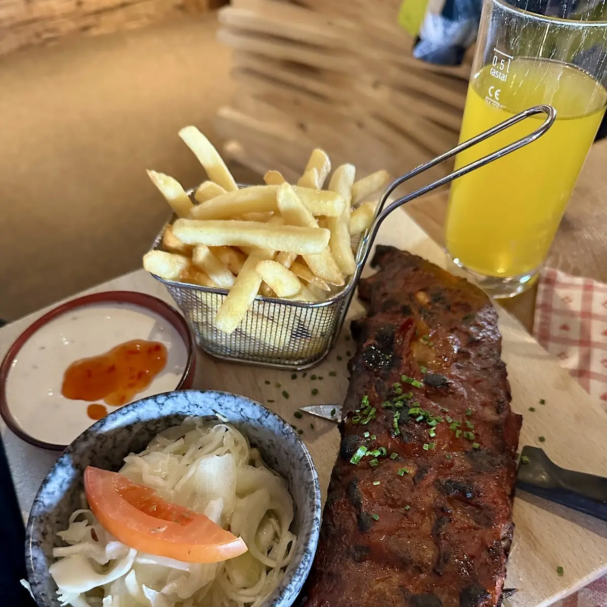 Mit Pommes Frites Und Krautsalat