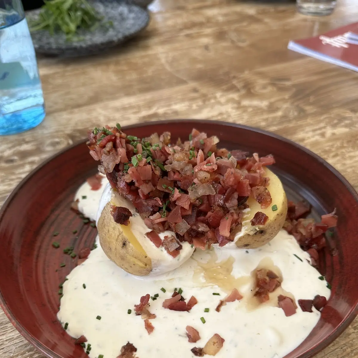 Ofenkartoffel Mit Sauerrahm Und Speck