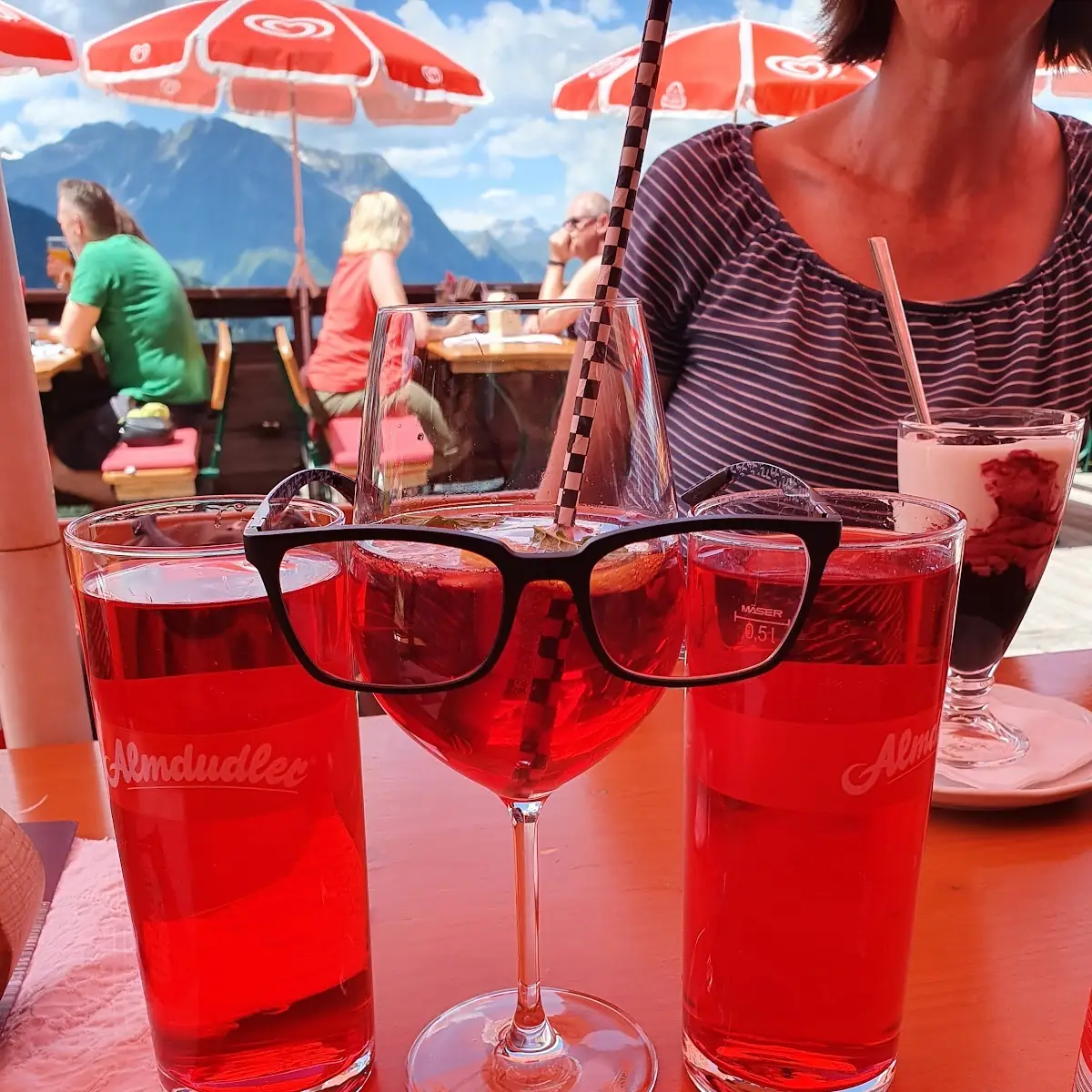 Skiwasser Cocktail Und Der Blick Ins Tal