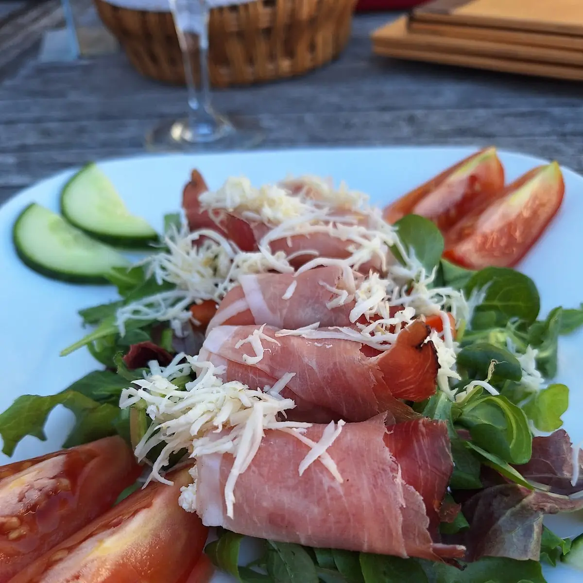 Rohschinkenröllchen Auf Blattsalat