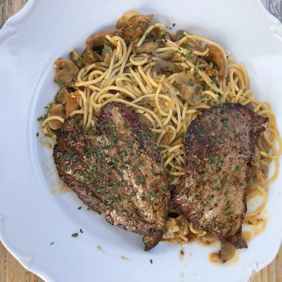 Schweinesteak Auf Pfefferrahmsauce