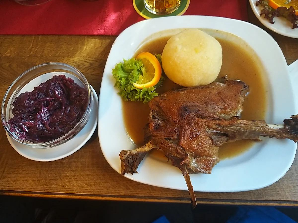 Gansl Mit Rotkraut Und Erdäpfelknödl
