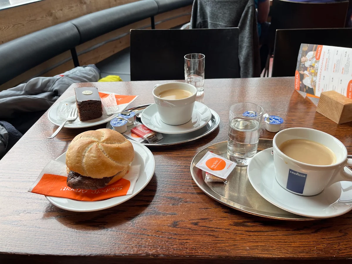 Ein Knuspriges Leberkässbrötchen