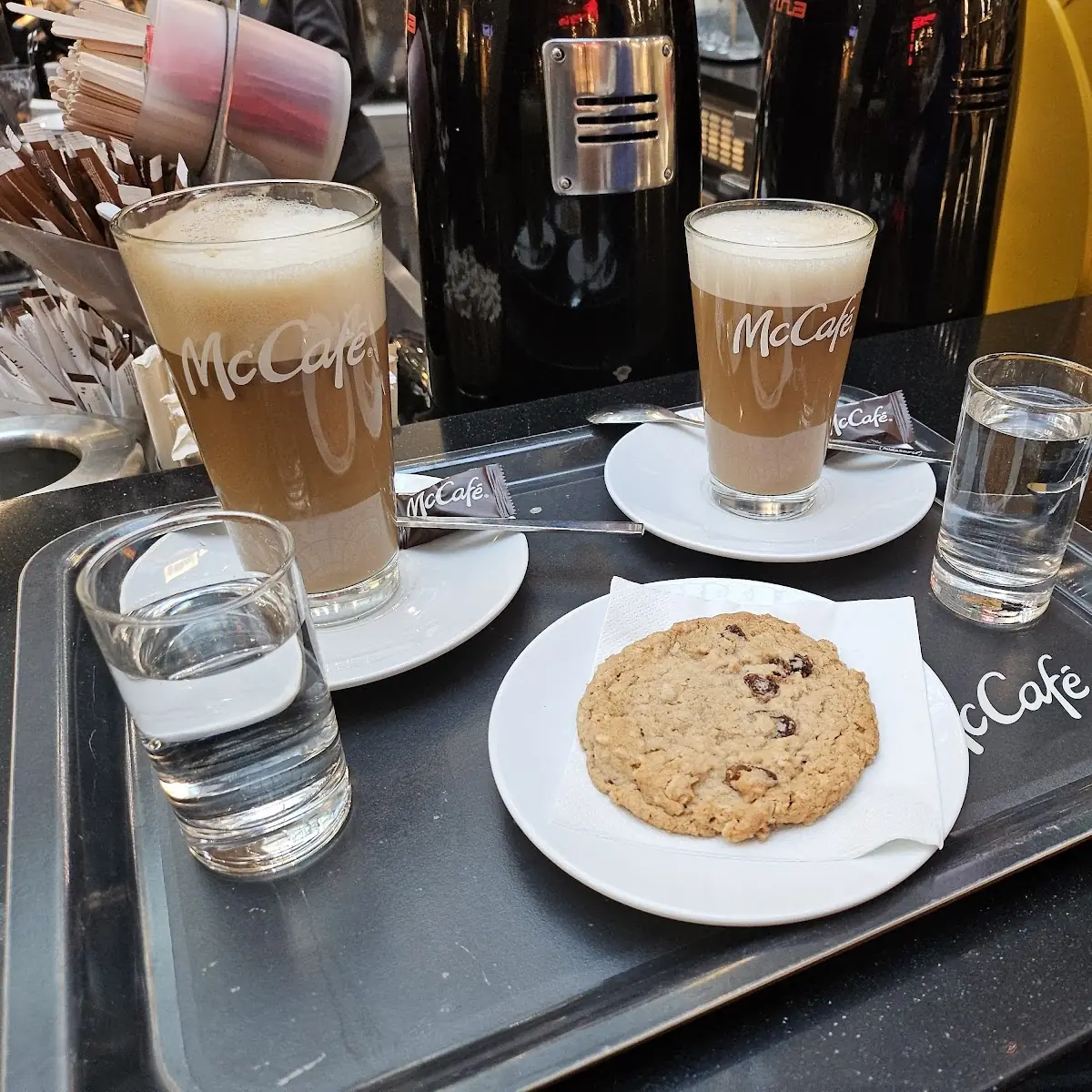 Caffè Latte Grande Und Regular Und Hafer-zimt-cookie