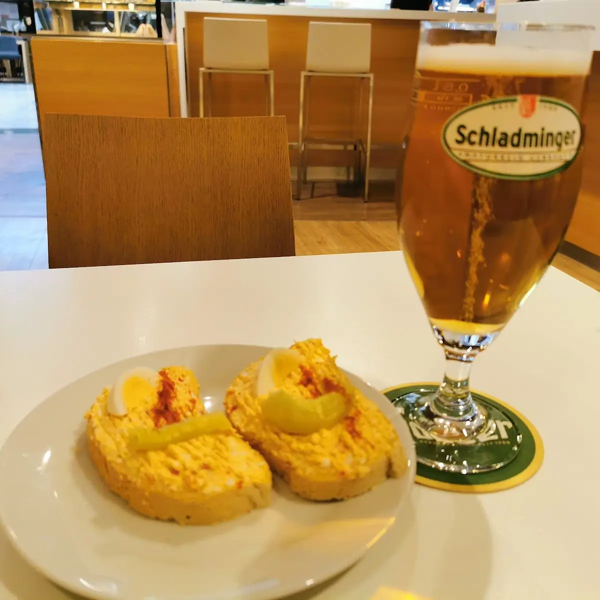 Krügerl Schladminger Und Zwei Ei-pfefferoni Brötchen