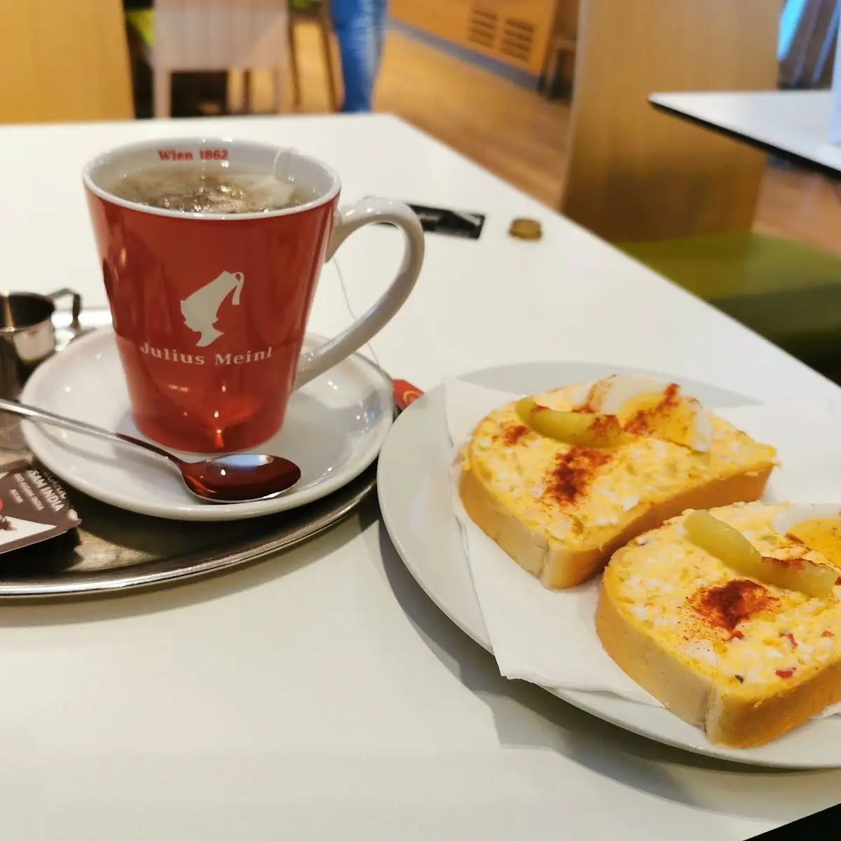 Schwarzer Tee Brötchen-ei-pfefferoni