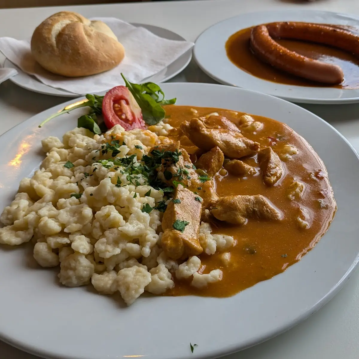 Würstel Mit Saft Und Hendl Mit Spätzle