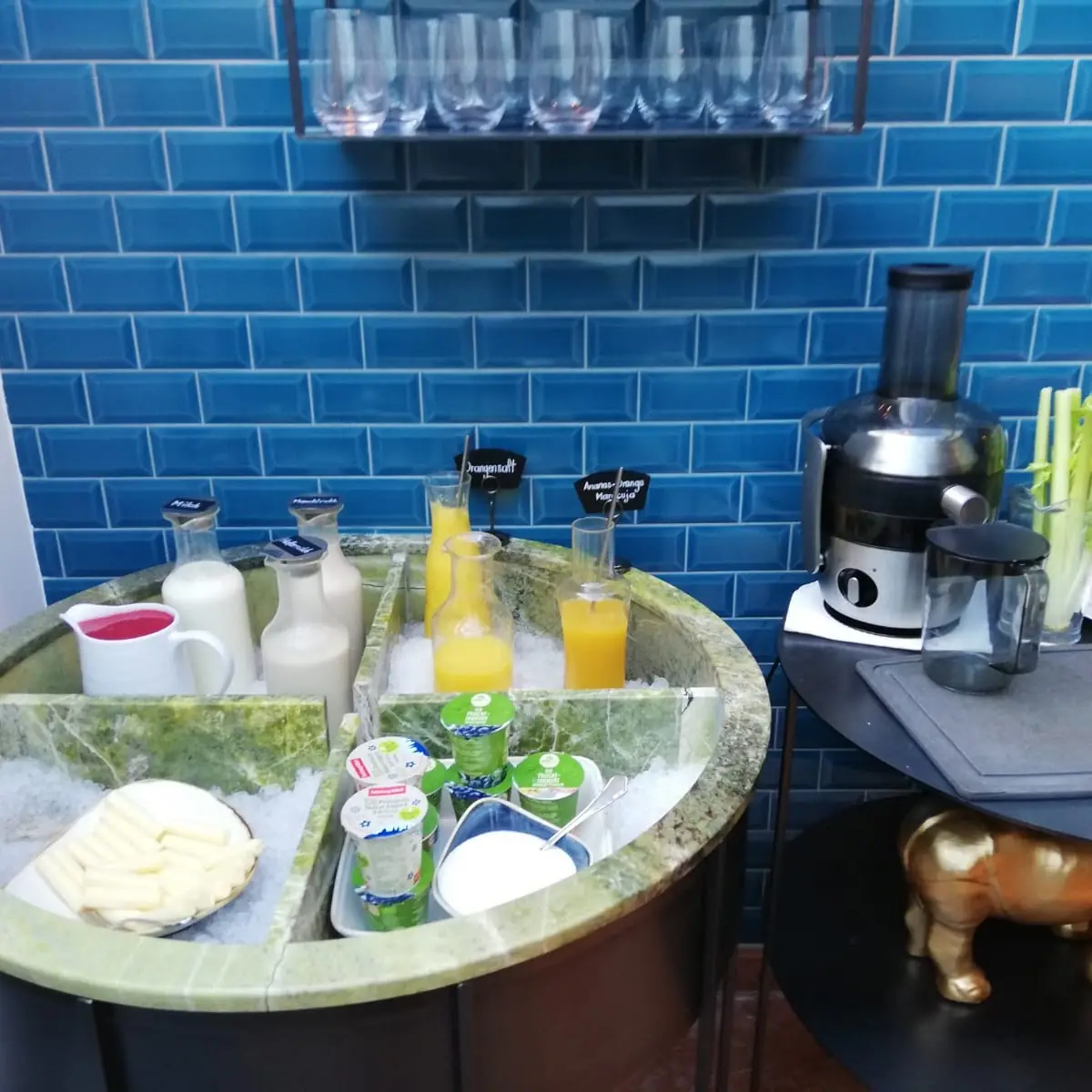 Frisch Gepresster Orangensaft Mango-ananas-orangensaft Milch Sojamilch Und Mandelmilch
