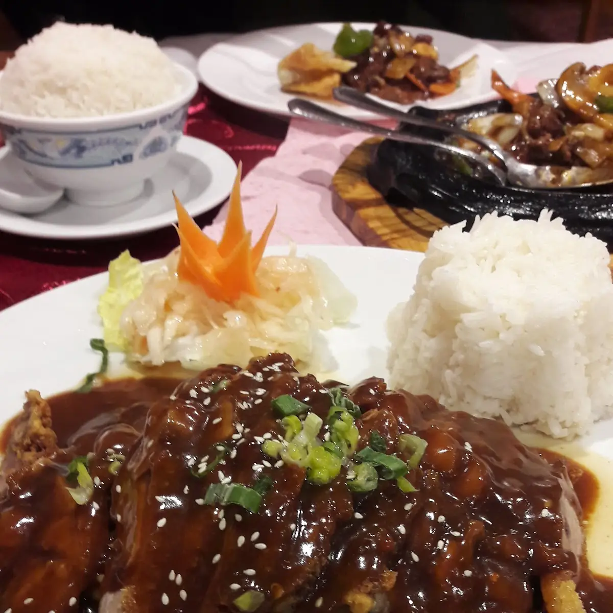 Spezialität Des Hauses Knusprige Ente Mit Erdnusssauce