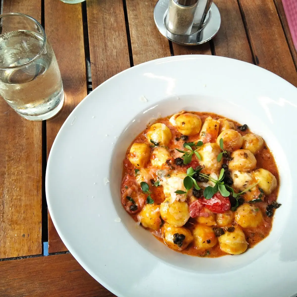 Gefüllte Bärlauch-gnocchi Frittierter Rucola