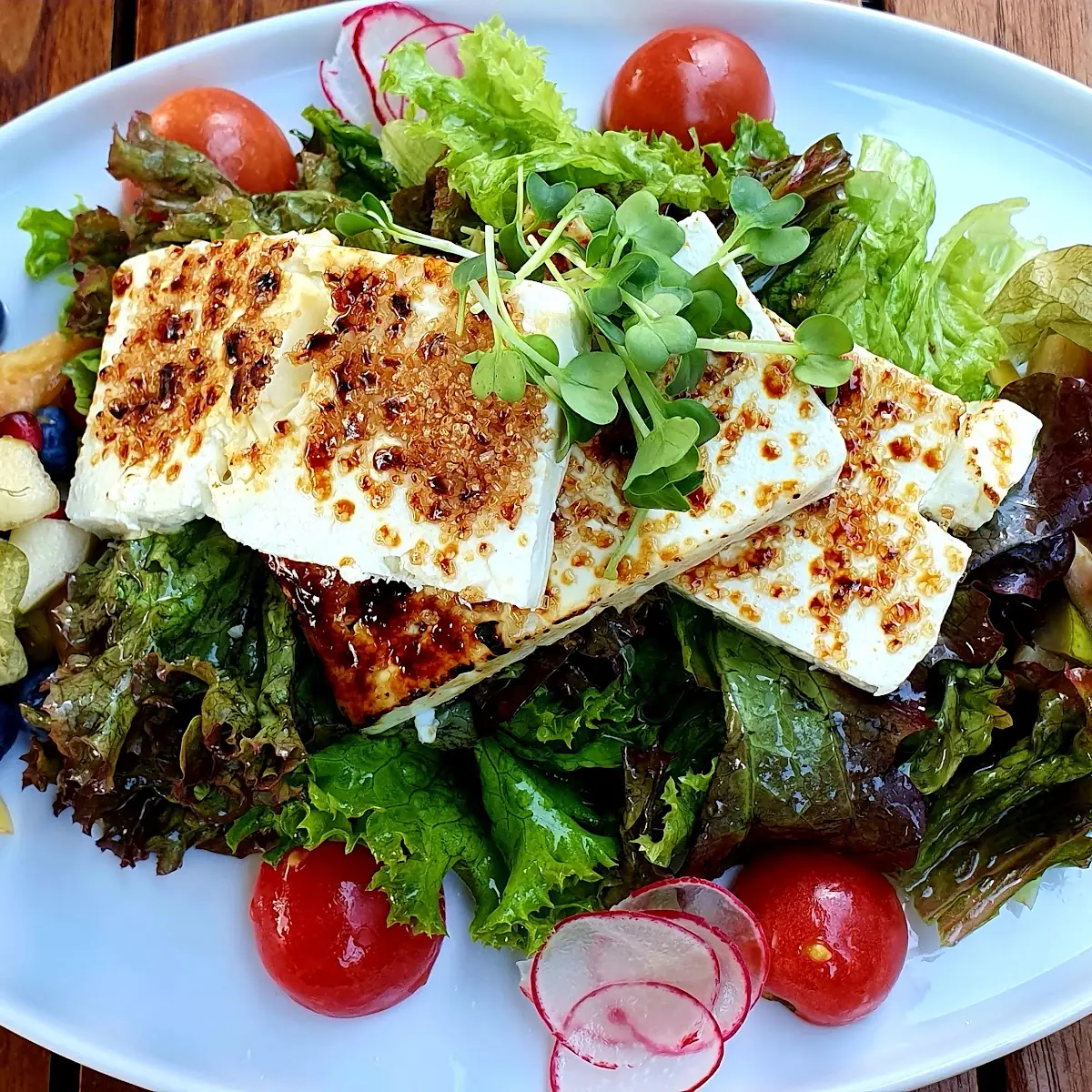 Karamellisierter Schafskäse Mit Früchten Auf Blattsalat