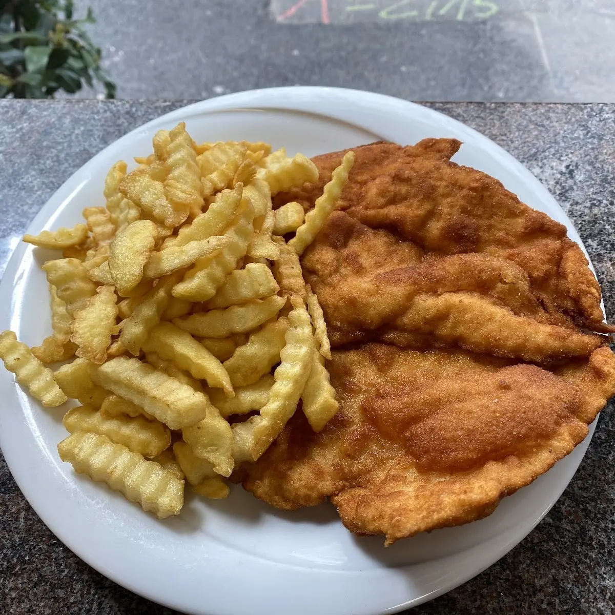 Hühnerschnitzel Mit Pommes